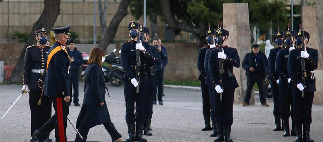  Απίστευτο βίντεο: Σκύλος διαμαρτύρεται στην ΠτΔ (προφανώς γιατί κέντησε την γάτιλάρι της)